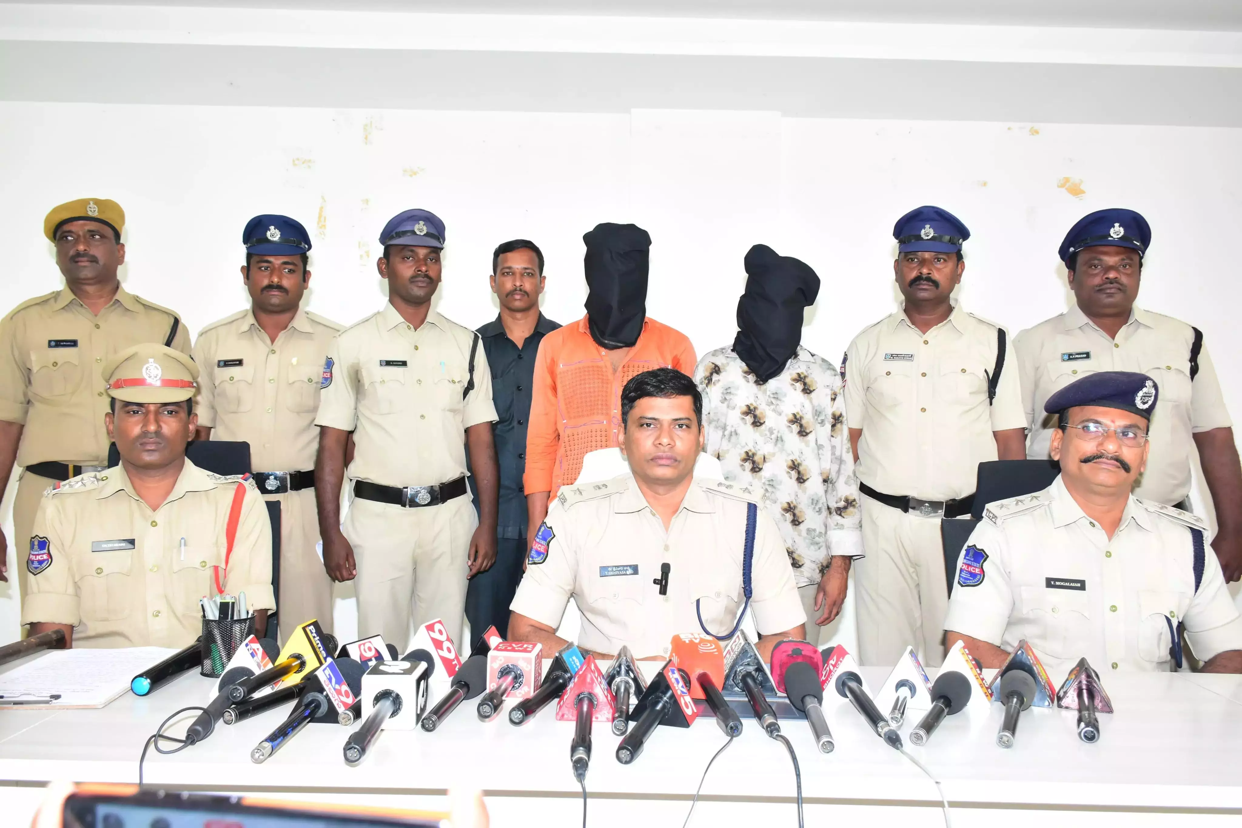 18 लाख रुपये की सिगरेट चोरी का मामला, Gadwal में दो गिरफ्तार 18 लाख रुपये की सिगरेट चोरी का मामला, Gadwal में दो गिरफ्तार