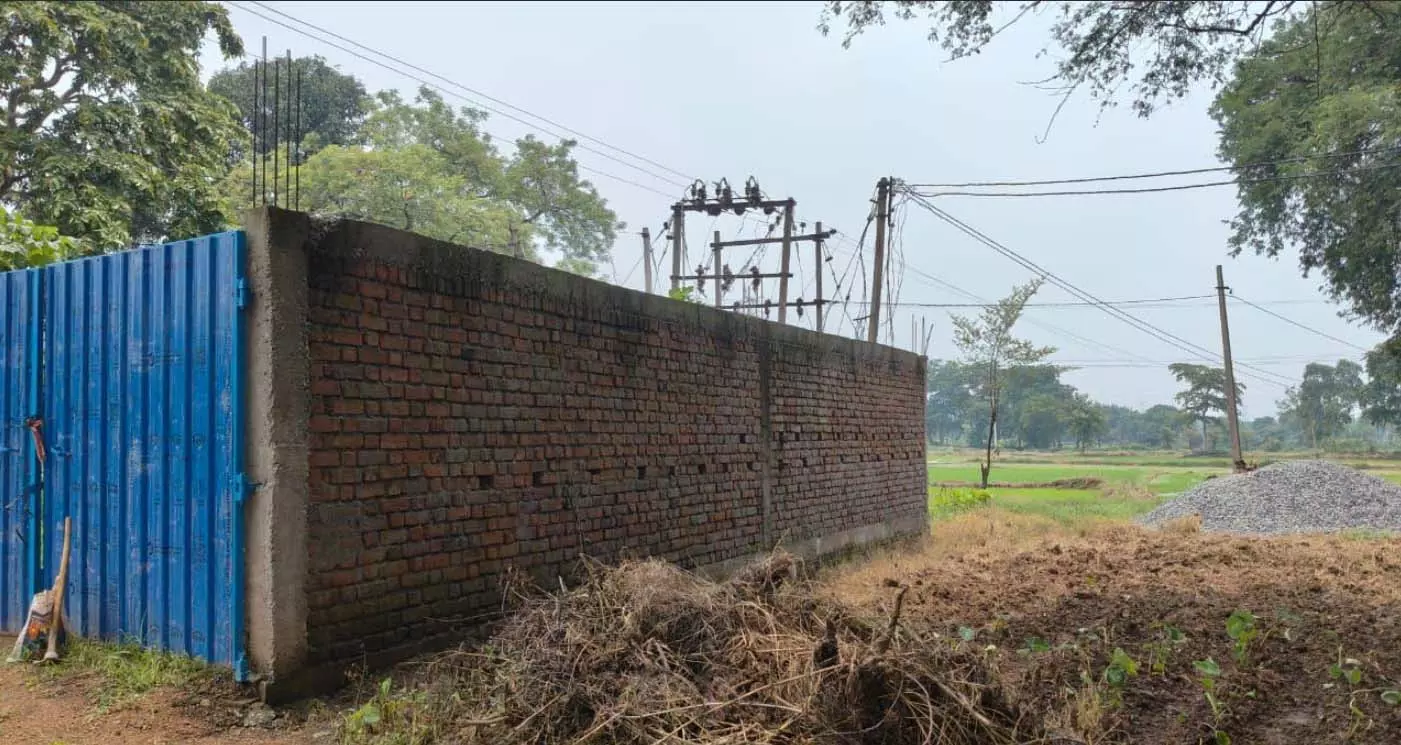 ट्रांसफार्मर और पानी टंकी पर अवैध कब्जा, शिकायत करने वाली महिला और उसके परिवार को पीटा ट्रांसफार्मर और पानी टंकी पर अवैध कब्जा, शिकायत करने वाली महिला और उसके परिवार को पीटा