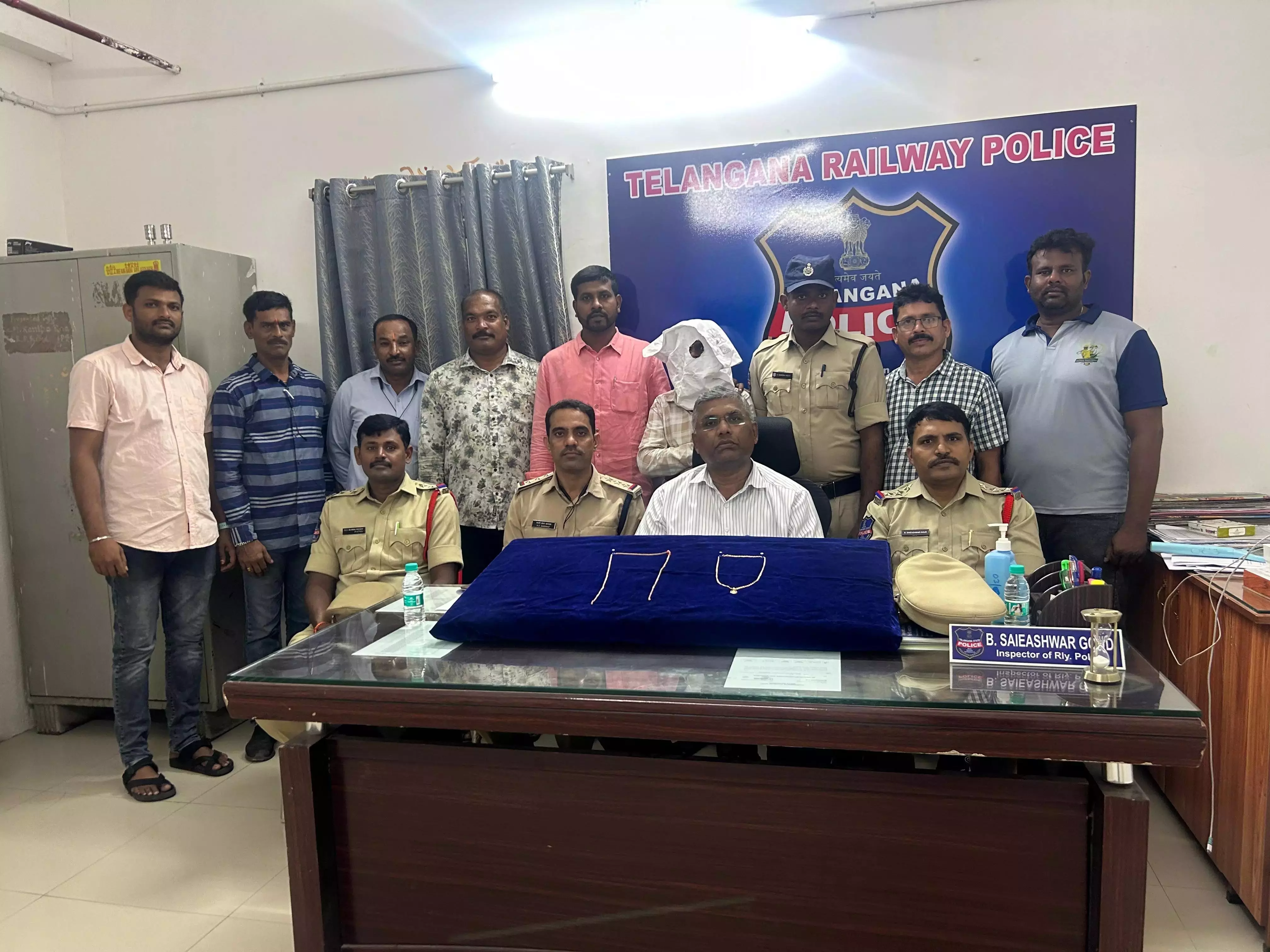 सोने की चेन चुराने के आरोप में 30 अपराधों में शामिल एक व्यक्ति Secunderabad स्टेशन पर गिरफ्तार सोने की चेन चुराने के आरोप में 30 अपराधों में शामिल एक व्यक्ति Secunderabad स्टेशन पर गिरफ्तार