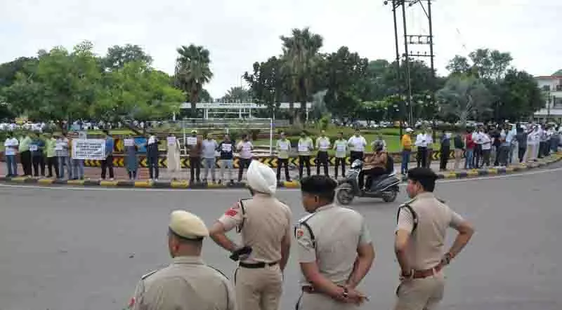 3 थोक विक्रेताओं की गिरफ्तारी पर ट्राइसिटी के केमिस्टों ने Narcotics Control ब्यूरो की आलोचना की 3 थोक विक्रेताओं की गिरफ्तारी पर ट्राइसिटी के केमिस्टों ने Narcotics Control ब्यूरो की आलोचना की