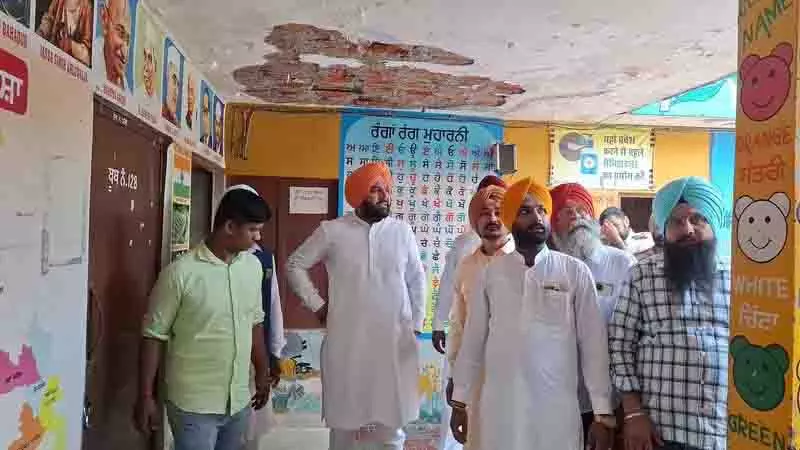 Amritsar: बारिश ने असुरक्षित स्कूल भवनों को उजागर किया Amritsar: बारिश ने असुरक्षित स्कूल भवनों को उजागर किया