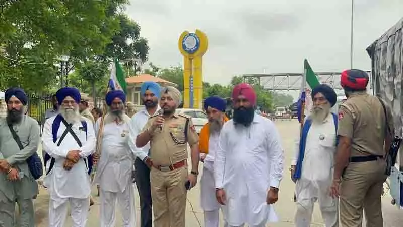 Amritsar: आश्वासन के बाद किसानों ने धरना स्थगित किया Amritsar: आश्वासन के बाद किसानों ने धरना स्थगित किया