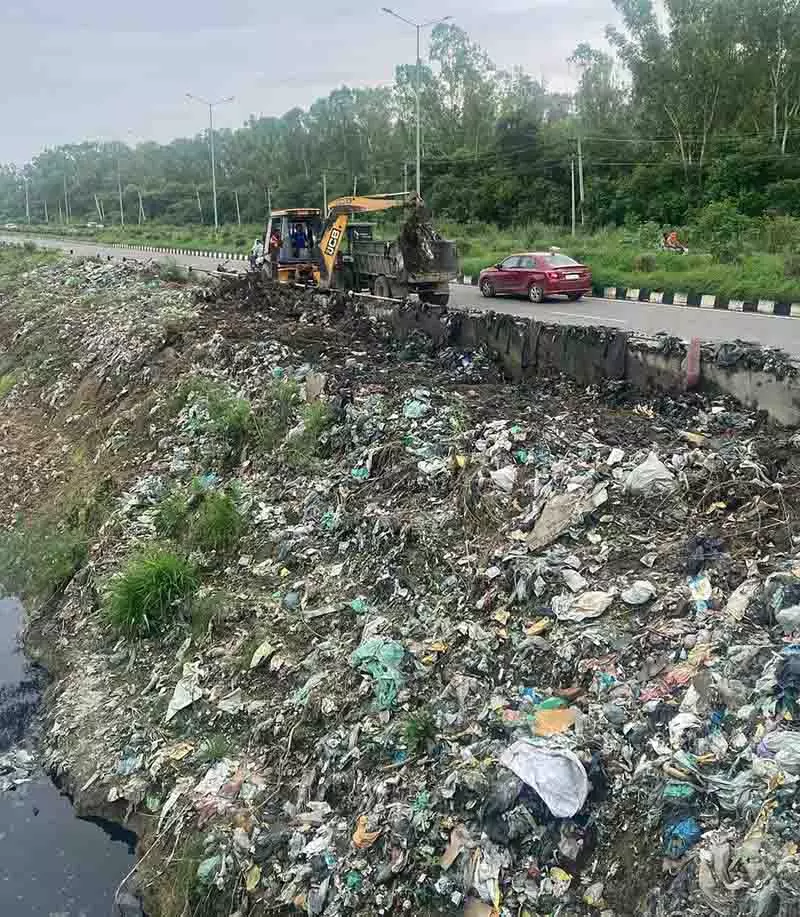 Amritsar: आधिकारिक चुप्पी के बीच, स्थानीय लोगों ने तुंग धाब के तटों से कचरा साफ किया Amritsar: आधिकारिक चुप्पी के बीच, स्थानीय लोगों ने तुंग धाब के तटों से कचरा साफ किया