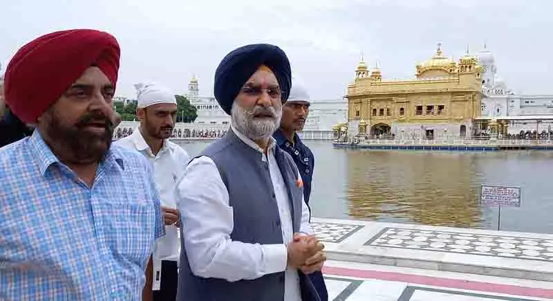 पूर्व राजदूत Taranjit Singh Sandhu ने स्वर्ण मंदिर में मत्था टेका पूर्व राजदूत Taranjit Singh Sandhu ने स्वर्ण मंदिर में मत्था टेका
