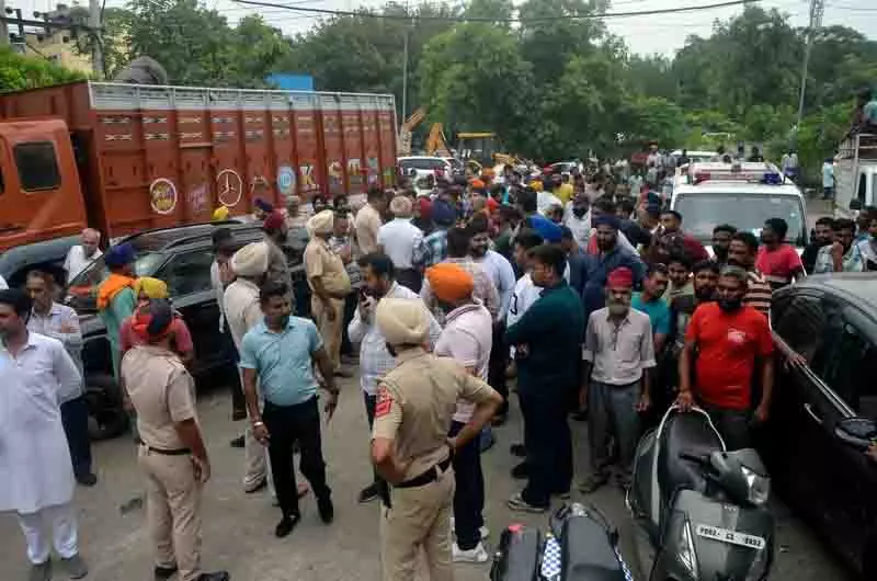 Amritsar: तोड़फोड़ अभियान से दुकानदारों और अधिकारियों के बीच विवाद Amritsar: तोड़फोड़ अभियान से दुकानदारों और अधिकारियों के बीच विवाद