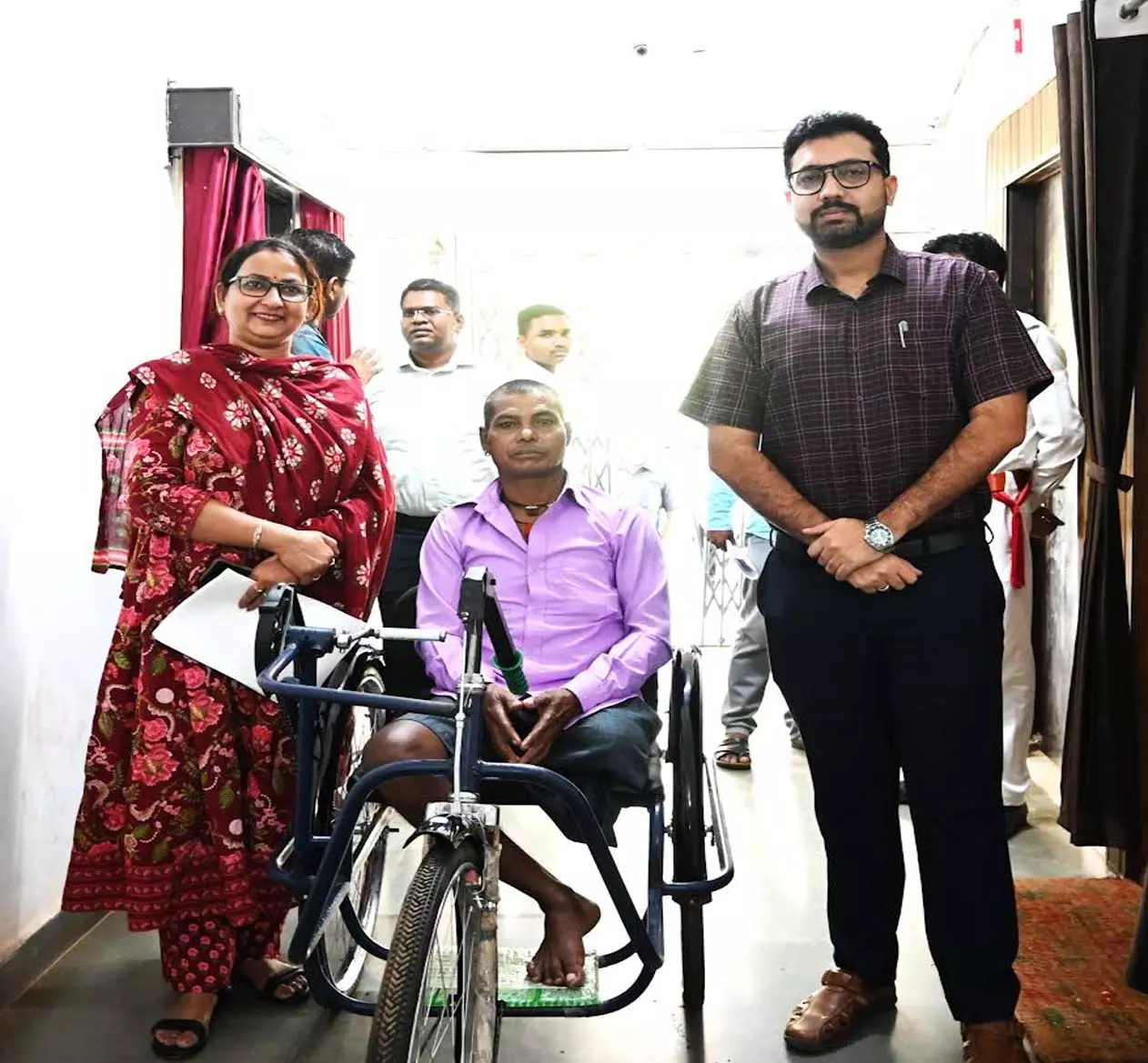 जन चौपाल में भारत ध्रुव को मिला मोटराइज्ड ट्रायसाइकिल एवं देवमति को मिला श्रम कार्ड जन चौपाल में भारत ध्रुव को मिला मोटराइज्ड ट्रायसाइकिल एवं देवमति को मिला श्रम कार्ड