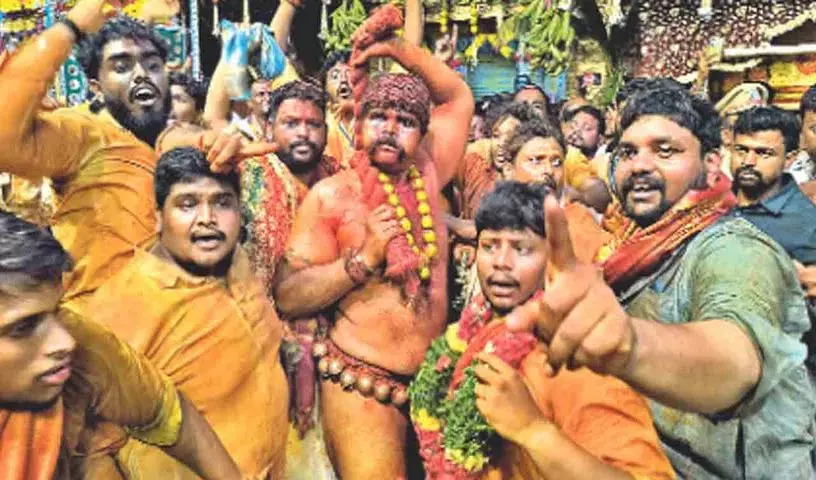 हंसी के साथ घटलों का जुलूस हंसी के साथ घटलों का जुलूस