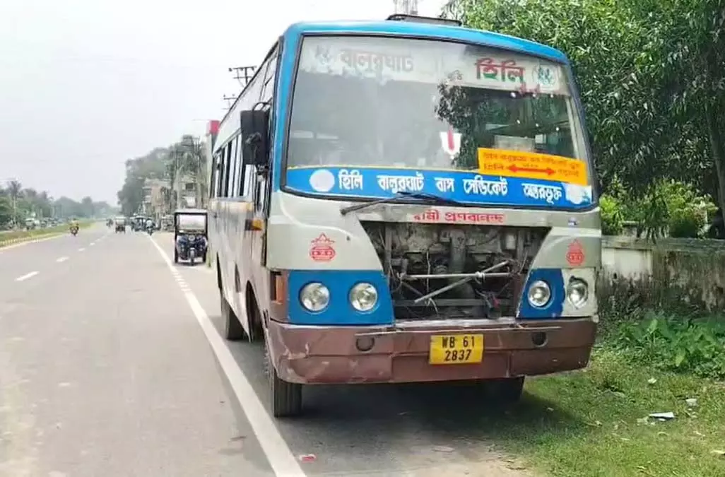बस किराए को लेकर विवाद, महिला यात्री ने जूते उतारकर कंडक्टर को पीटा बस किराए को लेकर विवाद, महिला यात्री ने जूते उतारकर कंडक्टर को पीटा