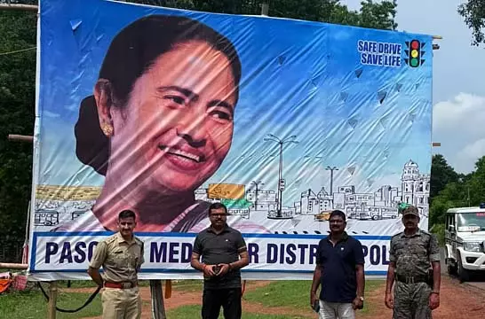खड़गपुर में ममता से नाराज आरपीएफ ने सेफ ड्राइव सेव लाइफ पोस्टर फाड़ा खड़गपुर में ममता से नाराज आरपीएफ ने सेफ ड्राइव सेव लाइफ पोस्टर फाड़ा