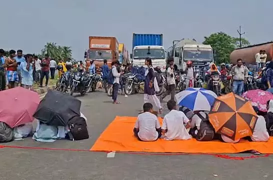 बर्दवान में फ्लाईओवर की मांग को लेकर छात्र सड़क पर उतरे, जाम लगाया बर्दवान में फ्लाईओवर की मांग को लेकर छात्र सड़क पर उतरे, जाम लगाया