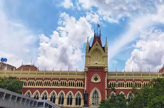 कलकत्ता उच्च न्यायालय ने जन्म प्रमाण पत्र पर उपनाम 4 सप्ताह के भीतर बदलने का आदेश दिया कलकत्ता उच्च न्यायालय ने जन्म प्रमाण पत्र पर उपनाम 4 सप्ताह के भीतर बदलने का आदेश दिया