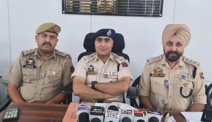 Bishnah में ससुर और दामाद हेरोइन और 20 लाख रुपये के साथ गिरफ्तार Bishnah में ससुर और दामाद हेरोइन और 20 लाख रुपये के साथ गिरफ्तार