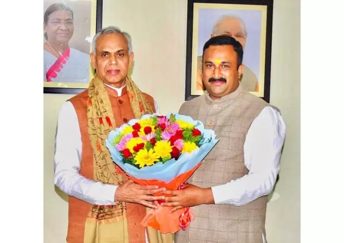 Jammu: महंत रोहित शास्त्री ने गुजरात के राज्यपाल से की मुलाकात Jammu: महंत रोहित शास्त्री ने गुजरात के राज्यपाल से की मुलाकात