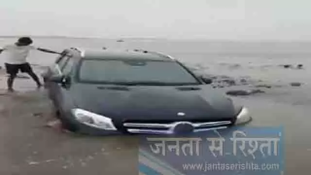 स्टंट गलत होने के बाद मर्सिडीज-बेंज फंसी समुद्र तट की रेत में, वायरल VIDEO स्टंट गलत होने के बाद मर्सिडीज-बेंज फंसी समुद्र तट की रेत में, वायरल VIDEO