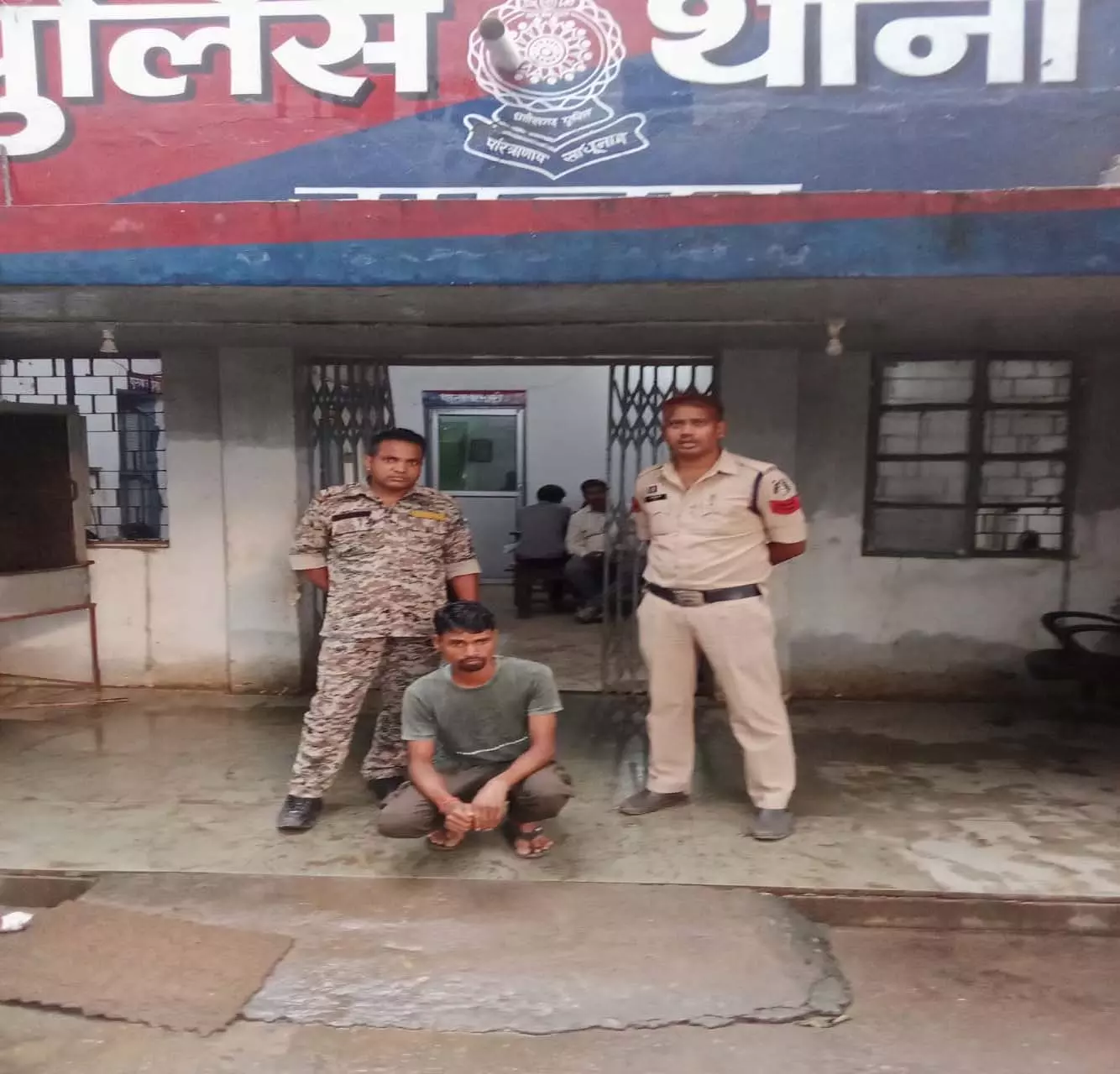 सड़क हादसे के बाद मारपीट मामले में फरार आरोपी वरुण सिदार गिरफ्तार सड़क हादसे के बाद मारपीट मामले में फरार आरोपी वरुण सिदार गिरफ्तार