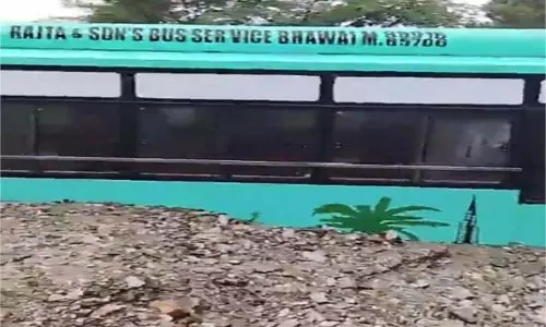 Himachal: काडियाना नाले में सवारियों से भरी बस मलबे में दबी, यात्रियों में मची अफरा-तफरी