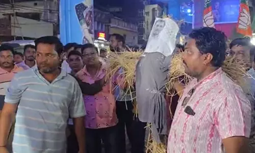 एनएसयूआई नेता की गिरफ्तारी के विरोध में भाजपा युवा मोर्चा ने राहुल गांधी का पुतला फूंका एनएसयूआई नेता की गिरफ्तारी के विरोध में भाजपा युवा मोर्चा ने राहुल गांधी का पुतला फूंका