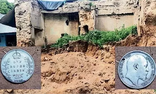 Up News: पुराने खंडहरों में जेसीबी से खुदाई के दौरान मिले ब्रिटिशकालीन सिक्के