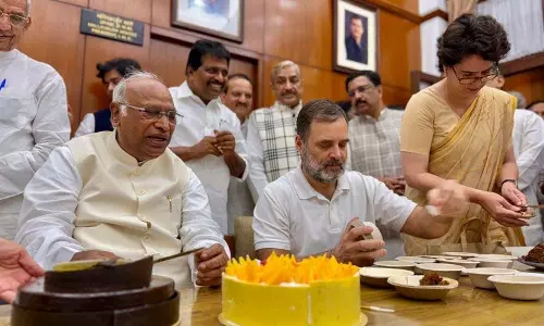 कांग्रेस ने संसद में मनाया अध्यक्ष खड़गे का जन्मदिन