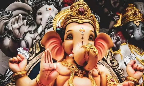 इंदौर में विवादास्पद गणेश मूर्ति को लेकर FIR ; बजरंग दल ने मूर्तिकार का चेहरा काला किया