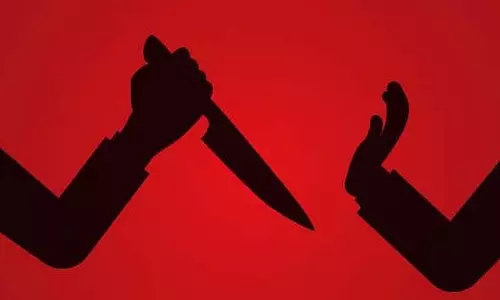 Indore : झगड़े के बाद पति ने पत्नी का गला काटा Indore : झगड़े के बाद पति ने पत्नी का गला काटा