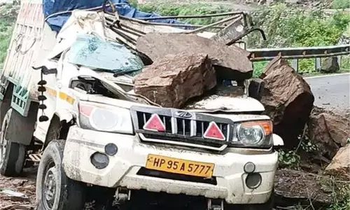 Himachal: चलती गाड़ी पर पहाड़ी से गिरे पत्थर, इस भीषण हादसे में बाल-बाल बचे  2 लोग
