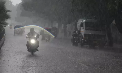 15 मिनट की तेज बारिश से रायपुर शहर में जलभराव 15 मिनट की तेज बारिश से रायपुर शहर में जलभराव