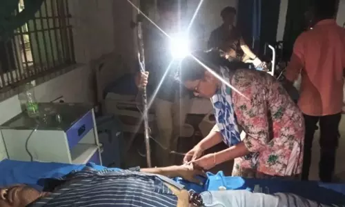 जगतसिंहपुर अस्पताल में बिजली गुल: मरीज़ को मोबाइल फ़ोन की रोशनी में नसों में तरल पदार्थ दिया