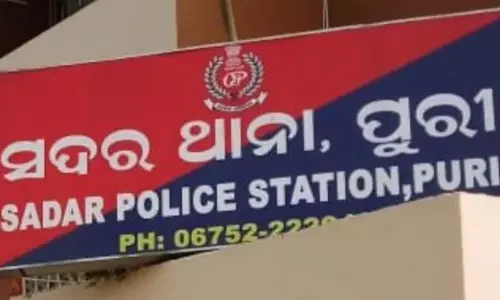 पुरी में बस स्टैंड के पास तीन बहनों से छेड़छाड़, परिवार वालों ने दो आरोपियों को पकड़ा पुरी में बस स्टैंड के पास तीन बहनों से छेड़छाड़, परिवार वालों ने दो आरोपियों को पकड़ा