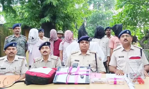 Dhanbad में ज्वेलरी शॉप चोरी कांड का खुलासा, छह आरोपी चढ़े पुलिस के हत्थे Dhanbad में ज्वेलरी शॉप चोरी कांड का खुलासा, छह आरोपी चढ़े पुलिस के हत्थे