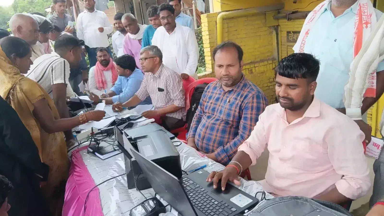 Ambedkar Nagar: गलत बिजली बिलों की शिकायत पर डीएम ने दिए सख्त आदेश