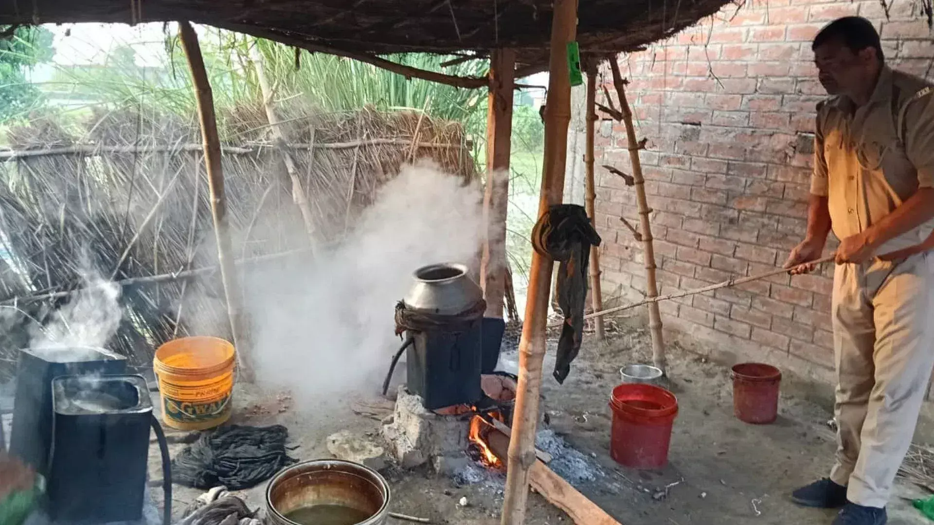 Ballia: भाखर गांव में अवैध शराब पर कार्रवाई, कई भट्ठियां नष्ट की गईं