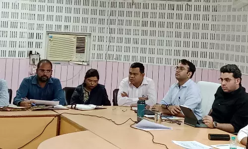 Ballia: योजनाओं की समीक्षा बैठक में डीएम सख्त