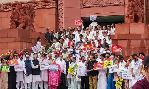 मानसून सत्र का दूसरा दिन: संसद के दोनों सदन दोपहर 2 बजे स्थगित मानसून सत्र का दूसरा दिन: संसद के दोनों सदन दोपहर 2 बजे स्थगित