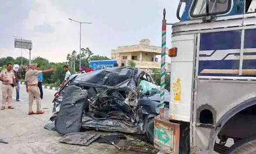 Lahra Bega टोल प्लाजा के पास कार-ट्रक की टक्कर में 4 की मौत Lahra Bega टोल प्लाजा के पास कार-ट्रक की टक्कर में 4 की मौत