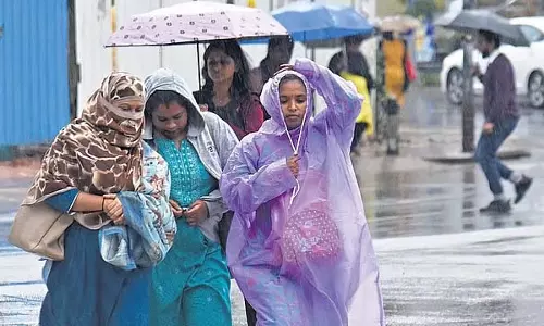 Bengaluru में 11 मिमी बारिश, कई जगहों पर यातायात अस्त-व्यस्त Bengaluru में 11 मिमी बारिश, कई जगहों पर यातायात अस्त-व्यस्त