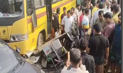 Deoghar में नाबालिग से चला स्कूल बस, कई वाहन क्षतिग्रस्त, एक की मौत