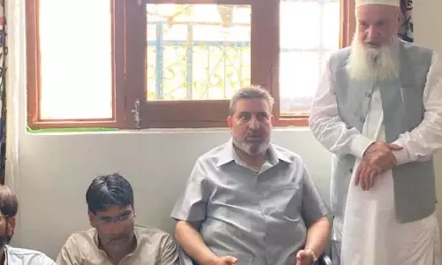 अल्ताफ बुखारी ने नादिरगुंड और पीरबाग जाकर शोक संवेदना व्यक्त की अल्ताफ बुखारी ने नादिरगुंड और पीरबाग जाकर शोक संवेदना व्यक्त की