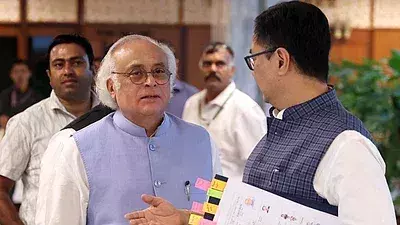 New Delhi: सरकार जवाब देने से बच रही, पीएम खुद आएं संसद में: विपक्ष