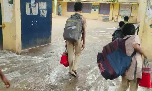 Ponneri के सरकारी स्कूल में पानी की पाइपलाइन फटने से बाढ़ आ गई Ponneri के सरकारी स्कूल में पानी की पाइपलाइन फटने से बाढ़ आ गई