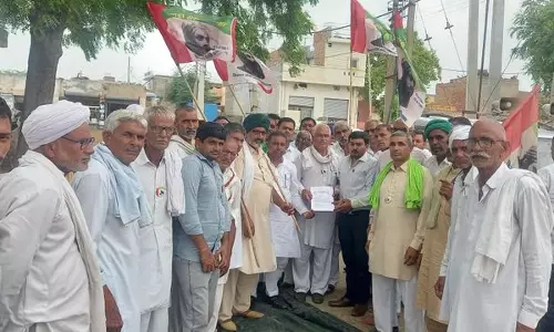Haryana : भूना में बिजली की समस्या को लेकर किसानों का प्रदर्शन Haryana : भूना में बिजली की समस्या को लेकर किसानों का प्रदर्शन