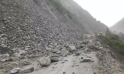 पुंछ के कलाल में भूस्खलन से जम्मू-राजौरी-पुंछ राष्ट्रीय राजमार्ग अवरुद्ध