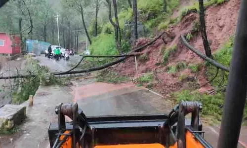 भारी बारिश से Dharampur, कसौली की प्रमुख सड़कें अवरुद्ध भारी बारिश से Dharampur, कसौली की प्रमुख सड़कें अवरुद्ध
