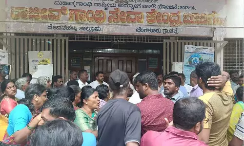 Devanahalli : पेयजल की मांग को लेकर ग्राम पंचायत में तालाबंदी Devanahalli : पेयजल की मांग को लेकर ग्राम पंचायत में तालाबंदी