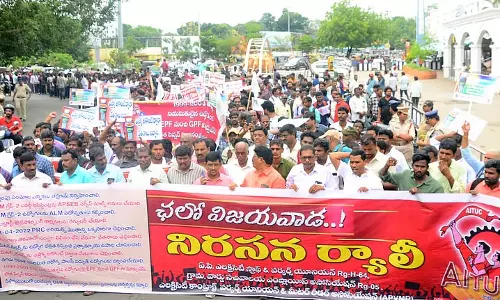 Andhra के बिजली कर्मचारियों ने वेतन वृद्धि की मांग की