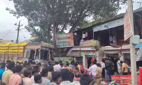 लॉरी बेकरी से टकराई: दो लोगों की मौत