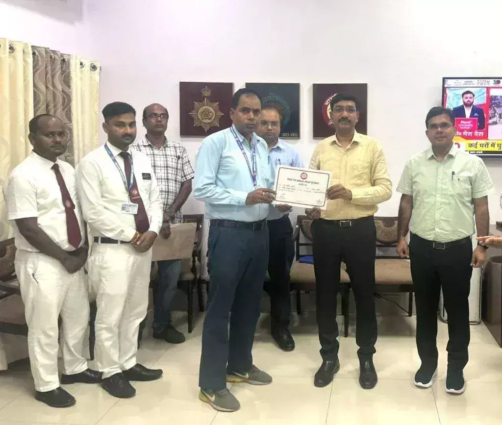 Lucknow: रेल सुरक्षा को मजबूत बनाने वाले 20 कर्मचारियों को मिला पुरस्कार Lucknow: रेल सुरक्षा को मजबूत बनाने वाले 20 कर्मचारियों को मिला पुरस्कार