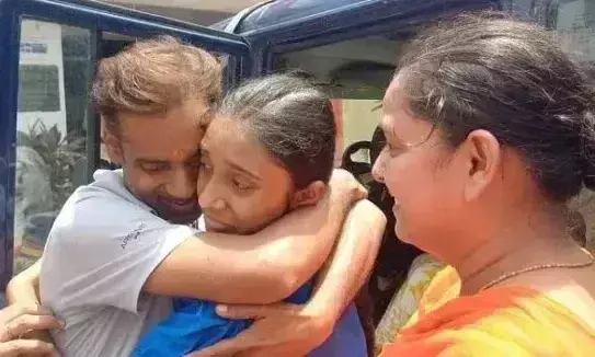 Farrukhabad: स्कूल से गायब छात्रा मिली सुरक्षित, पुलिस की सूझबूझ पर लोगों ने की तारीफ Farrukhabad: स्कूल से गायब छात्रा मिली सुरक्षित, पुलिस की सूझबूझ पर लोगों ने की तारीफ