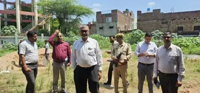 Farrukhabad: डीएम ने बालिका इंटर कॉलेज के निर्माण कार्य का किया निरीक्षण Farrukhabad: डीएम ने बालिका इंटर कॉलेज के निर्माण कार्य का किया निरीक्षण