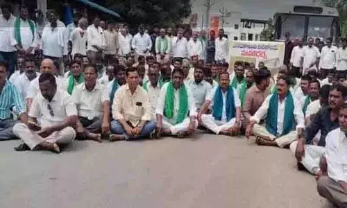 Godavari जल छोड़े जाने की मांग को लेकर कथलापुर में किसानों ने महाधरना दिया